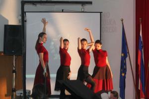 Deklica s piščalko 2